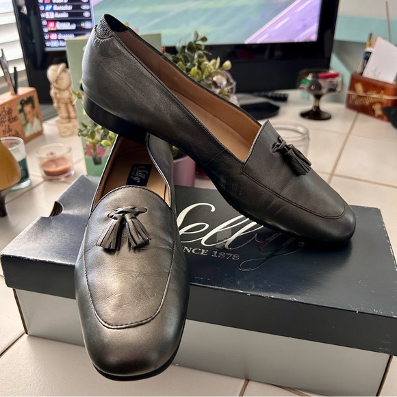 Selby Leather Tasseled Loafers in a Bronze Metallic Sz. 9.5 Narrow (3A) - Picture 7 of 15